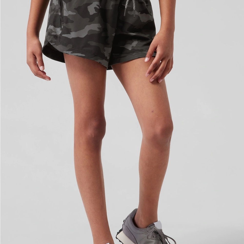 Girls Athleta Girl Camo Shorts Size (7-8)